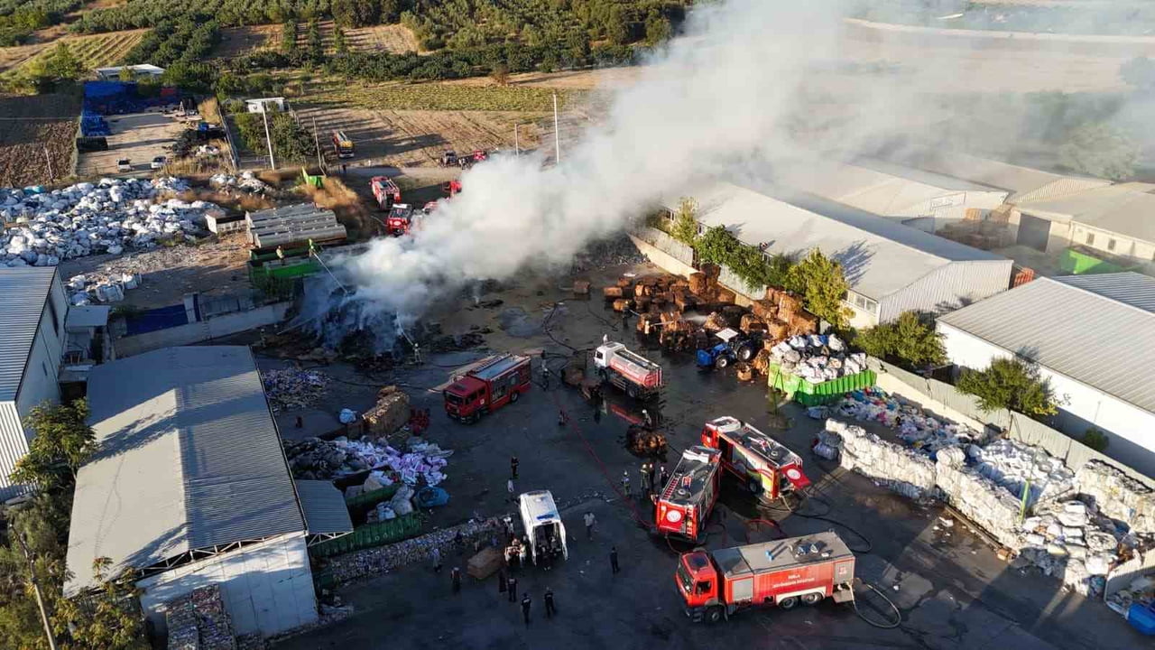 BURSA’DA GERİ DÖNÜŞÜM DEPOSUNDA ÇIKAN YANGIN KORKUTTU. YANGINA 8 İTFAİYE ARACI MÜDAHALE EDERKEN...