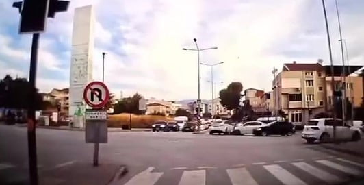 BURSA’DA HATALI DÖNÜŞ YAPAN OTOMOBİL, KARŞI YÖNDEN GELEN OTOMOBİLLE ÇARPIŞTI. İKİ OTOMOBİLİN...