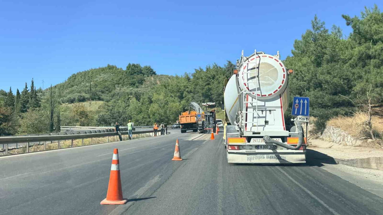 BURSA’DA KARAYOLLARI EKİPLERİNİN ÇALIŞMA YAPTIĞI DÜRDANE RAMPASINDA TRAFİK YOĞUNLUĞU...