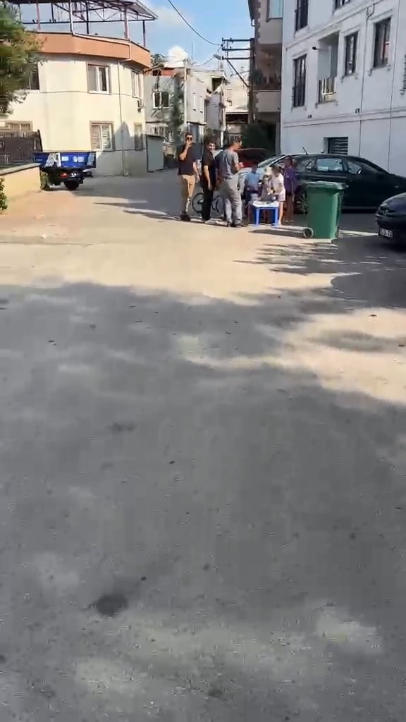 BURSA’DA KENDİ İMKANLARIYLA EVDE HAZIRLADIKLARI LİMONATALARI SATARAK HARÇLIKLARINI ÇIKARMAYA...