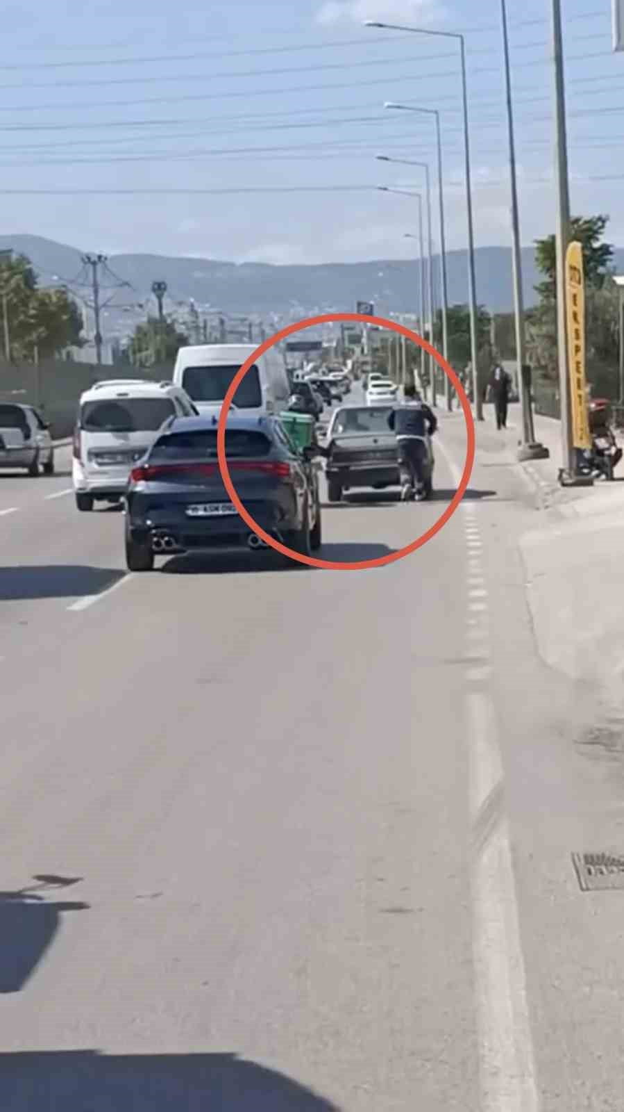 BURSA’DA MOTOKURYEDEN ARIZALANAN OTOMOBİLİ İTMEK İÇİN İLGİNÇ YÖNTEM
