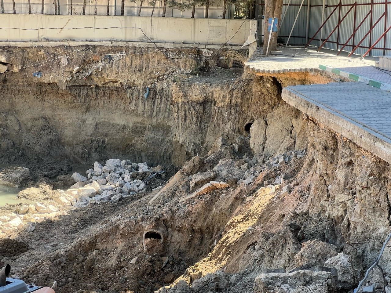 BURSA’DA MÜTAREKE İLKOKULU’NUN HEMEN YANINDA SÜRDÜRÜLEN İNŞAAT ÇALIŞMALARI SIRASINDA YAPILAN KAZI...