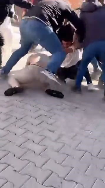 BURSA’DA MÜTEAHHİT İLE İNŞAAT İŞÇİLERİ ARASINDA ALACAK-VERECEK MESELESİ NEDENİYLE ÇIKAN KAVGADA 8...