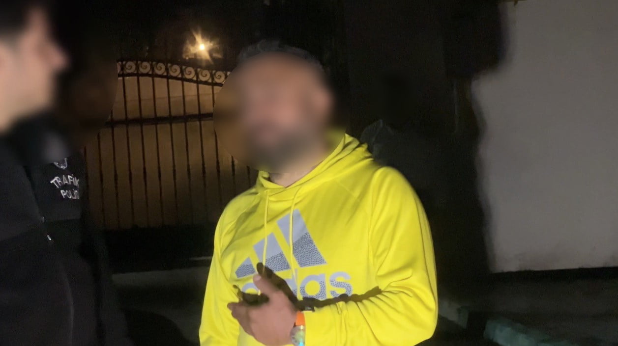 BURSA’DA POLİSİN ‘DUR’ İHTARINA UYMAYARAK KAÇAN VE TRAFİKTE MAKAS ATARAK İLERLEYEN SÜRÜCÜ, POLİS...
