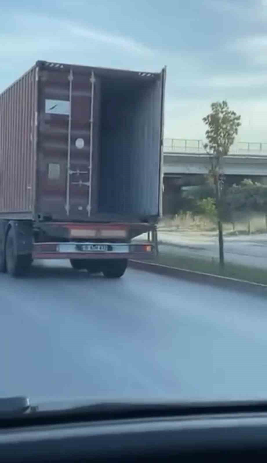 BURSA’DA TIRIN AÇIK KALAN DORSE KAPAĞI TEHLİKE SAÇTI