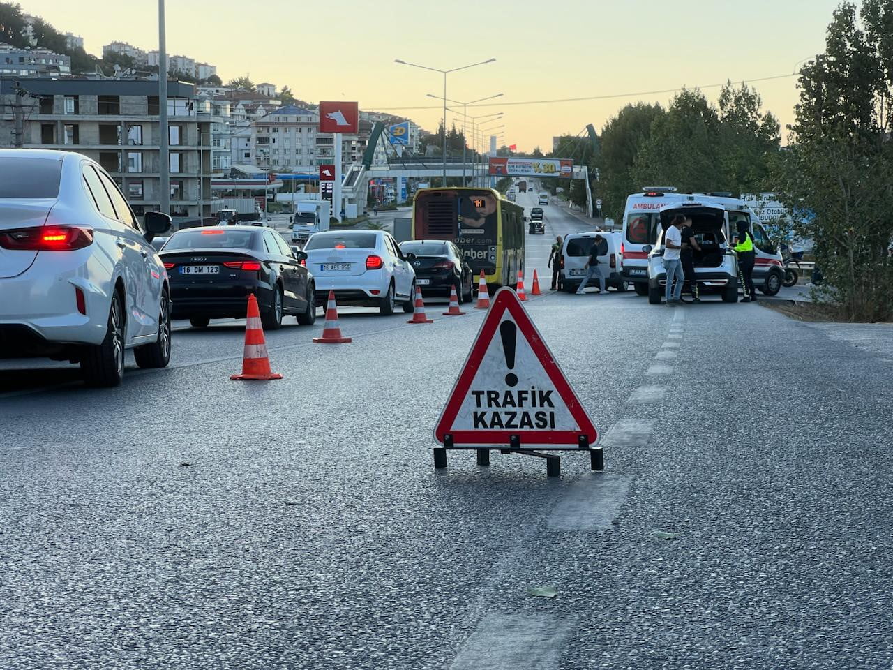 BURSA-MUDANYA YOLU GÜZELYALI GİRİŞ KÖPRÜ MEVKİİNDE MOTOSİKLETİN OTOMOBİLE ARKADAN ÇARPMASI SONUCU...