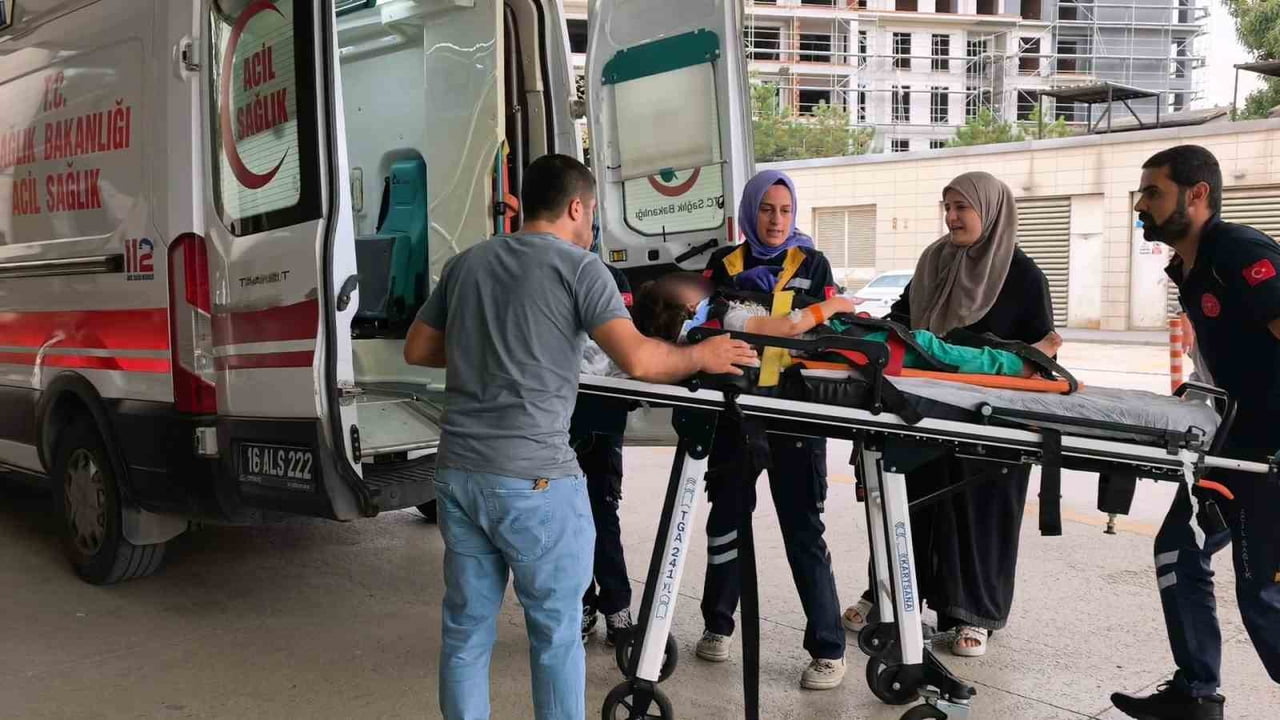 BURSA’NIN İNEGÖL İLÇESİNDE 2. KATTAKİ BALKONDAN DÜŞEN 4 YAŞINDAKİ ÇOCUK YARALANDI.