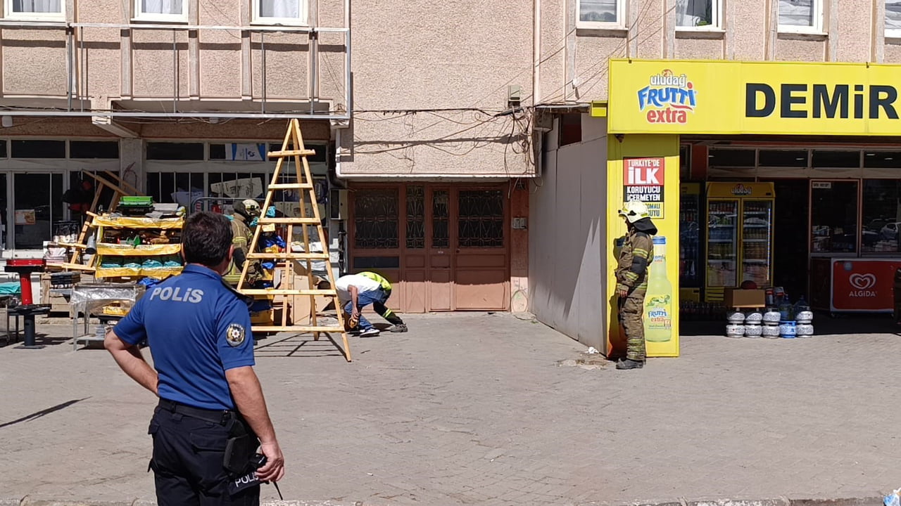 BURSA’NIN İNEGÖL İLÇESİNDE 6 KATLI APARTMANIN GİRİŞİNDE BULUNAN DOĞALGAZ BORUSUNDAKİ SIZINTI...
