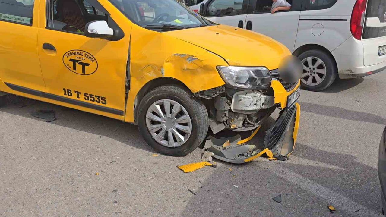 BURSA’NIN İNEGÖL İLÇESİNDE TİCARİ TAKSİ İLE OTOMOBİLİN ÇARPIŞMASI SONUCU MEYDANA GELEN KAZADA 2...