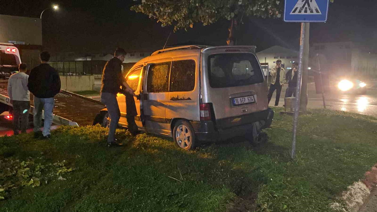 BURSA’NIN İNEGÖL İLÇESİNDE YAĞIŞ NEDENİYLE KAYGANLAŞAN YOLDA KONTROLDEN ÇIKAN HAFİF TİCARİ ARAÇ...