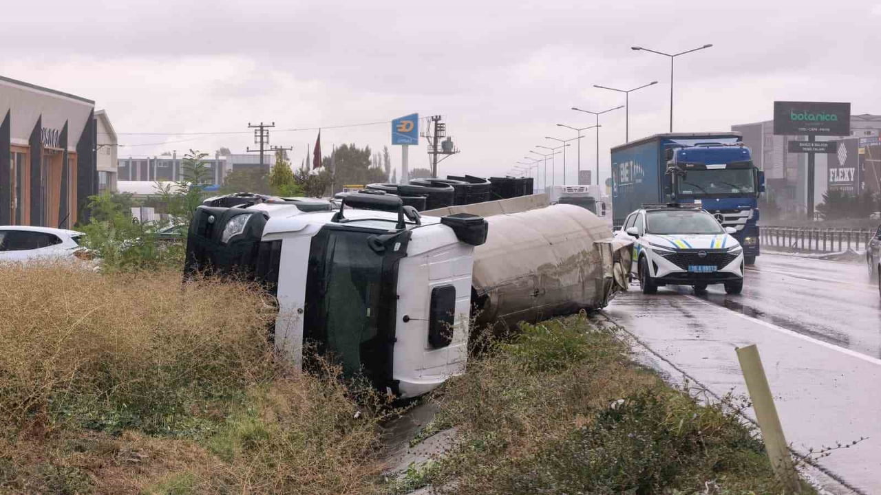 BURSA’NIN İNEGÖL İLÇESİNDE YAĞIŞ NEDENİYLE KAYGANLAŞAN YOLDA KONTROLDEN ÇIKAN SIVI TUZ YÜKLÜ...