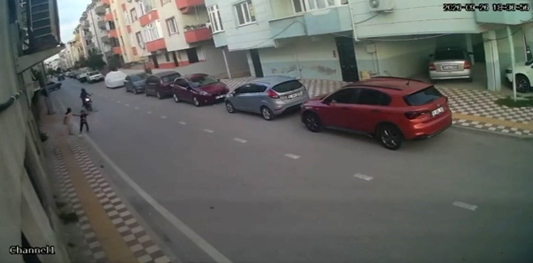 BURSA’NIN KARACABEY İLÇESİNDE ANİDEN YOLA ÇIKAN KÜÇÜK ÇOCUĞA MOTOSİKLET ÇARPTI.