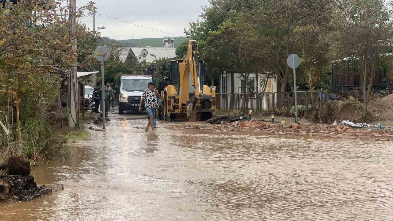 BURSA’NIN MUDANYA İLÇESİNDE ETKİLİ OLAN SAĞANAK YAĞIŞ, HAYATI OLUMSUZ ETKİLEDİ. ŞİDDETLİ YAĞIŞIN...
