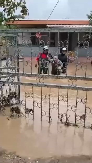 BURSA’NIN MUDANYA İLÇESİNDE ETKİLİ OLAN SAĞANAK YAĞIŞ SEBEBİYLE SU BASKININDA MAHSUR KALANLAR...