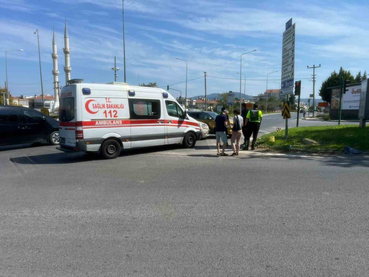 BURSA’NIN MUDANYA İLÇESİNDE İKİ OTOMOBİLİN KAVŞAKTA ÇARPIŞMASI SONUCU MEYDANA GELEN TRAFİK...