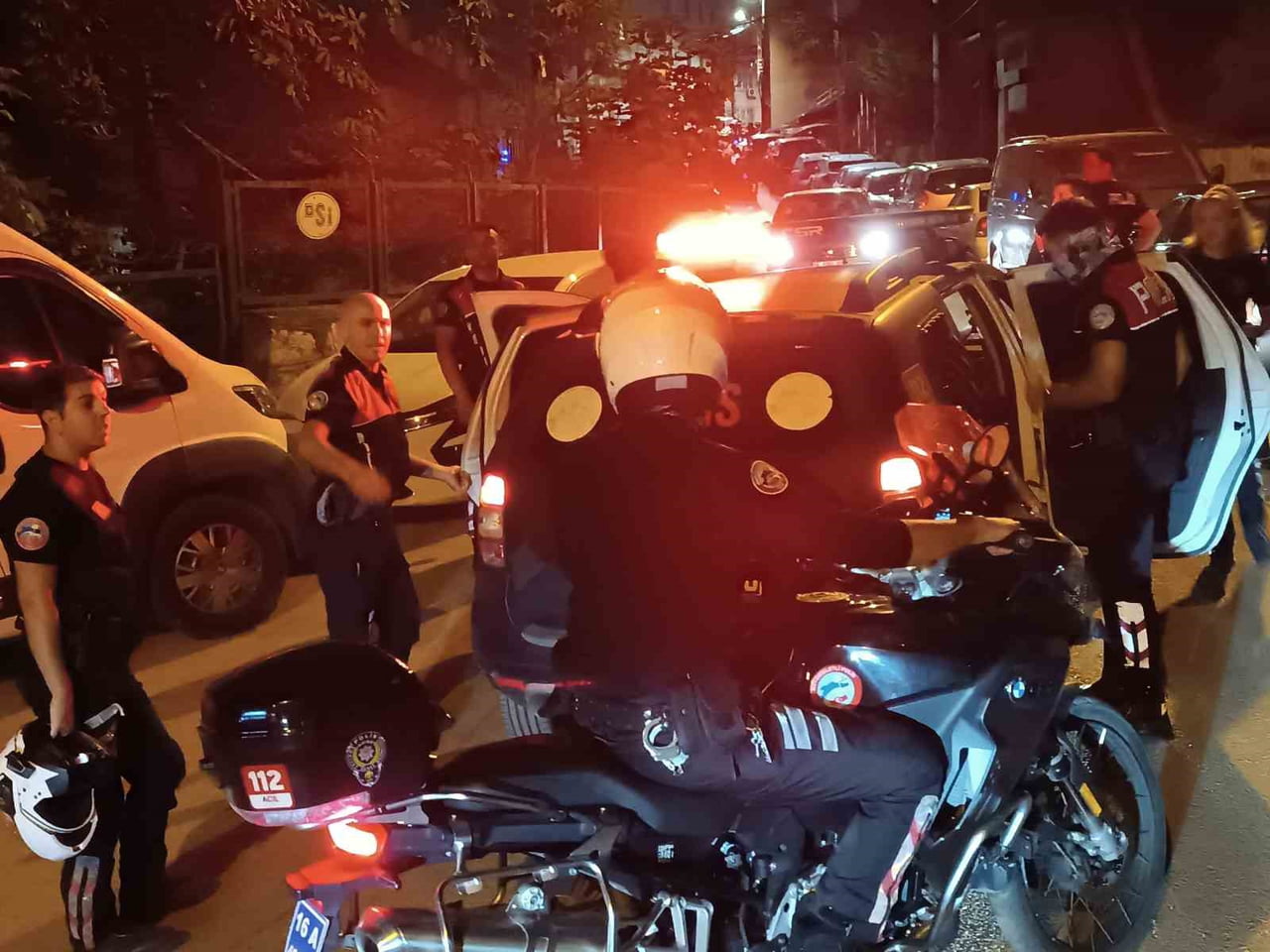 BURSA’NIN OSMANGAZİ İLÇESİNDE TİCARİ TAKSİDEN ART ARDA ATEŞ AÇILDIĞI İHBARI ÜZERİNE POLİS EKİPLERİ...