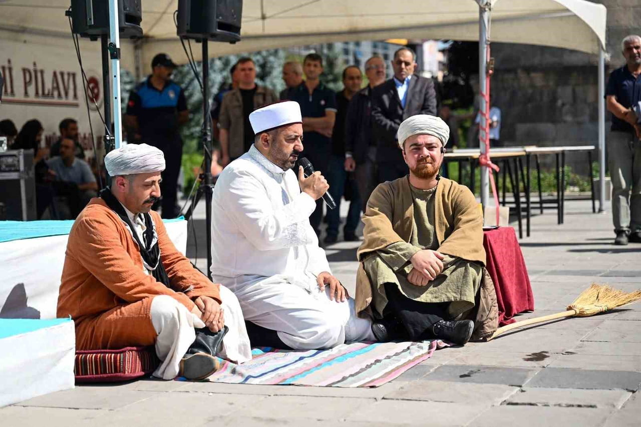 BÜYÜKŞEHİR BELEDİYESİ ŞEHİR TİYATROSU EKİBİ TARAFINDAN ŞED KUŞATMA TÖRENİ YAPILDI.