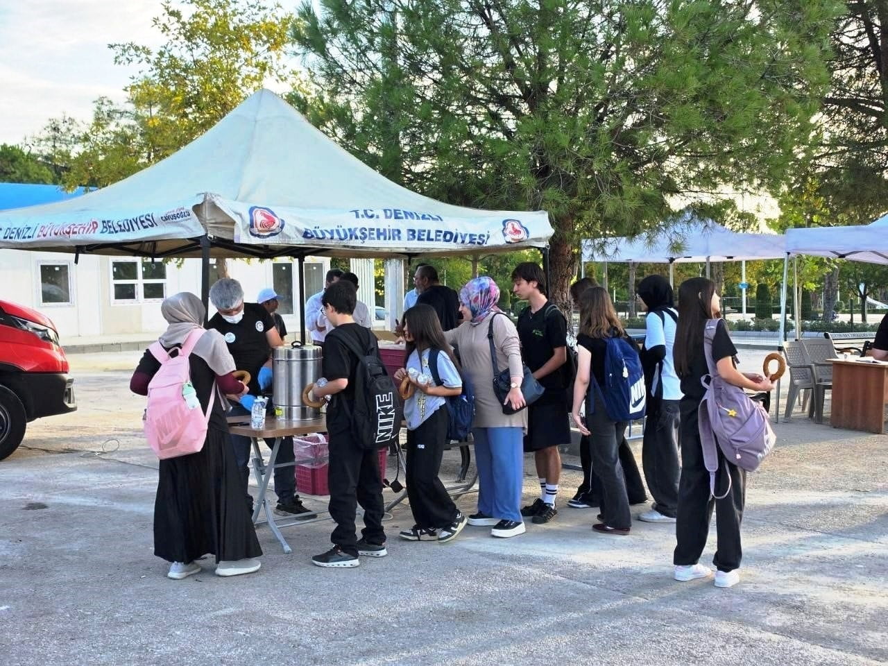 BÜYÜKŞEHİR’DEN OKUL YOLUNDA ÖĞRENCİLERE SICAK SÜRPRİZ