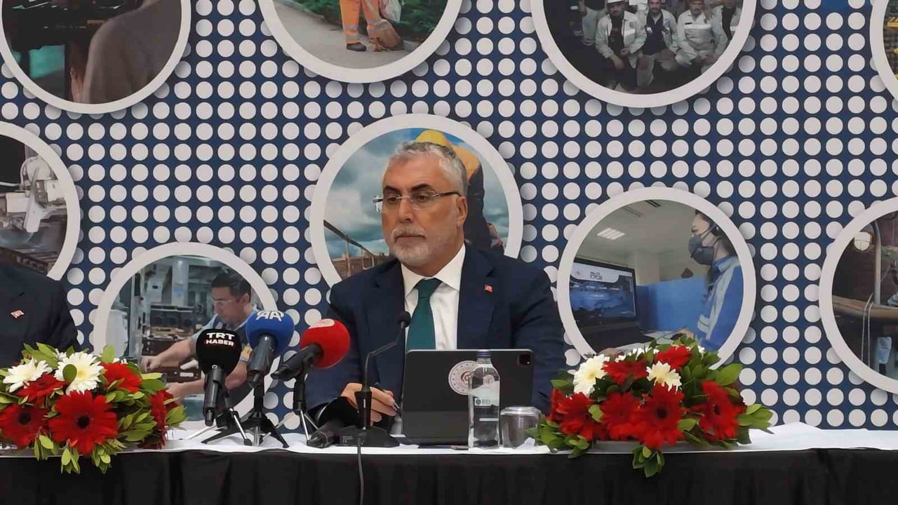 ÇALIŞMA VE SOSYAL GÜVENLİK BAKANI VEDAT IŞIKHAN, ARNAVUTKÖY'DE DÜZENLENEN TÜRKİYE YÜZYILI...