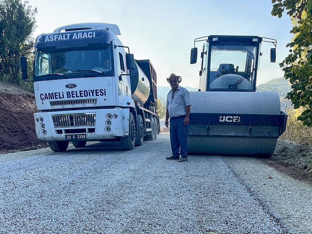 ÇAMELİ BELEDİYESİ, KENDİ İMKANLARIYLA SÜRDÜRDÜĞÜ YOL YAPIM VE ASFALTLAMA ÇALIŞMALARI KAPSAMINDA...