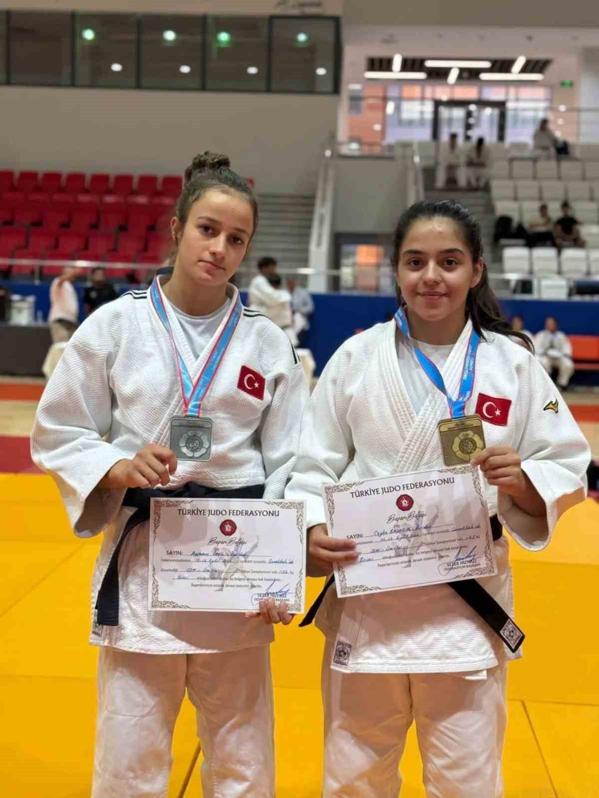 ÇANAKKALE’DE DÜZENLENEN SPORCU EĞİTİM MERKEZLERİ (SEM) TÜRKİYE JUDO ŞAMPİYONASI’NDA MÜCADELE EDEN...
