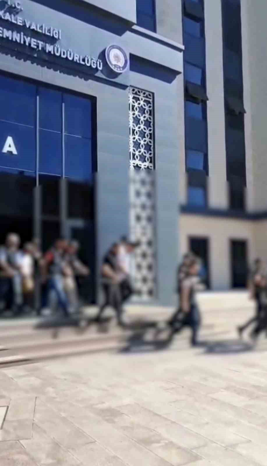 ÇANAKKALE’DE EMNİYET EKİPLERİNCE GERÇEKLEŞTİRİLEN HUZUR UYGULAMALARINDA 15 ŞÜPHELİ...