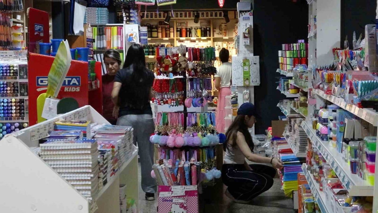 ÇANAKKALE’DE OKULLARIN BAŞLAMASINA SAYILI GÜNLER KALA VATANDAŞLAR KIRTASİYE ALIŞVERİŞİNE...