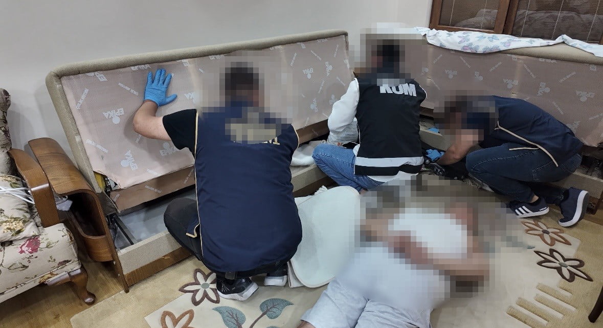 ÇANAKKALE’DE ORGANİZE SUÇ ÖRGÜTÜNE YÖNELİK DÜZENLENEN OPERASYONDA ÖRGÜT LİDERİNİN DE ARALARINDA...
