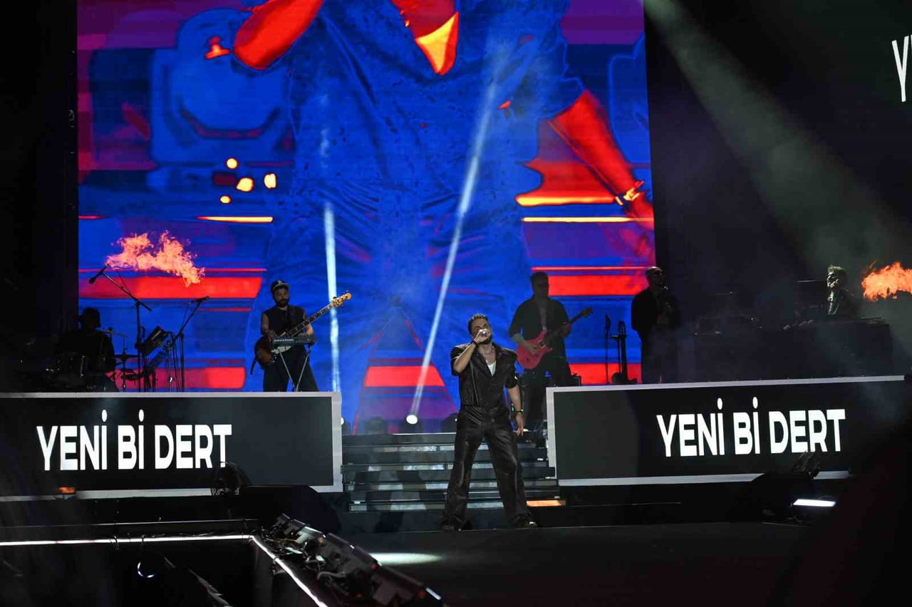 ÇANAKKALE KÜLTÜR YOLU FESTİVALİ, YEDİNCİ GÜNÜNÜN KONSER AKŞAMINDA SAHNESİNDE SEFO’YU...