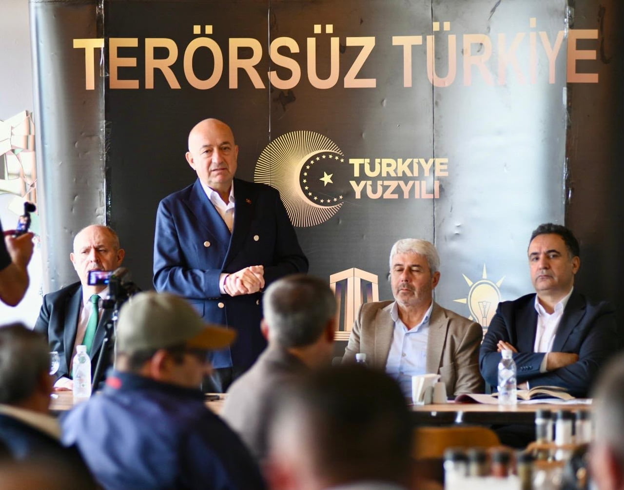 ÇANAKKALE’NİN BAYRAMİÇ VE YENİCE İLÇELERİNDE KÖY VE MAHALLE MUHTARLARIYLA BİR ARAYA GELEN AK PARTİ...