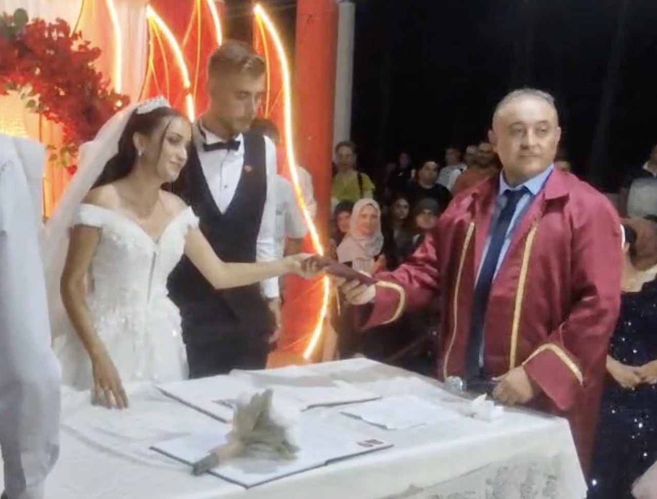 ÇANAKKALE’NİN GELİBOLU İLÇESİNDE YÜZLERCE ÇİFTİN NİKAHINI KIYAN NİKAH MEMURU SERKAN ÖZEL, BU KEZ...