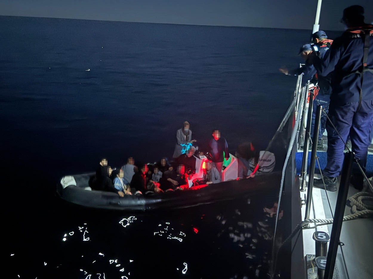 ÇANAKKALE’NİN GÖKÇEADA İLÇESİ AÇIKLARINDA FİBER KARİNALI LASTİK BOTLARI ARIZALANINCA SÜRÜKLENEN VE...