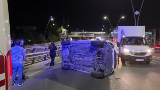 Çarpışan otomobillerden biri yan yattı: 1 yaralı