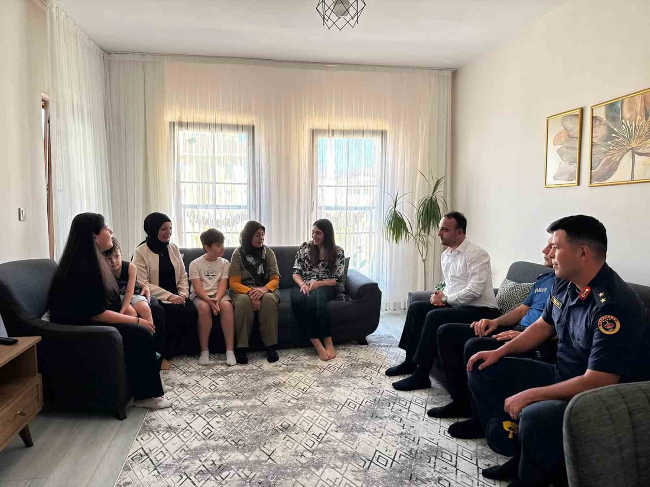 ÇAVDARHİSAR KAYMAKAMI MANTI’DAN ŞEHİT AİLELERİNE ZİYARET