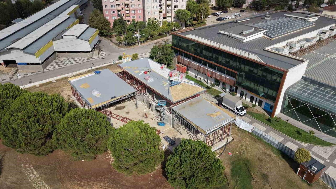 ÇAYIROVA BELEDİYESİ TARAFINDAN CUMHURİYET MAHALLESİ'NDE İNŞA EDİLEN VE 3 BİN 840 METREKARE ALANA...