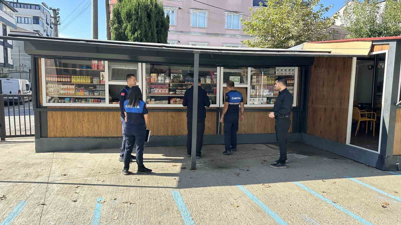 ÇAYIROVA’DA OKUL KANTİNLERİNDE DENETİM YAPAN ZABITA EKİPLERİ; HİJYEN, FİYAT ETİKETİ, SON KULLANMA...