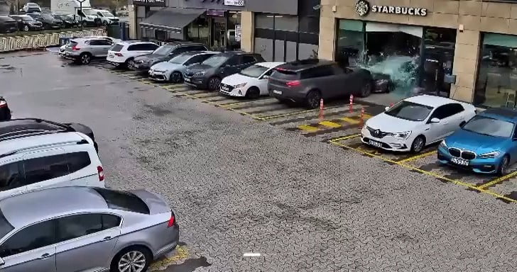 ÇEKMEKÖY İLÇESİNDE ALIŞVERİŞ MERKEZİ OTOPARKINDA KONTROLDEN ÇIKAN BİR CİP, ÇARPTIĞI OTOMOBİLLE...