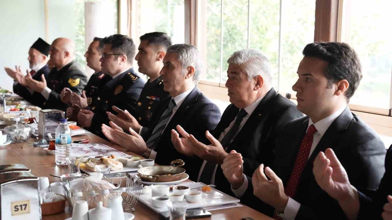 ÇELENK SUNMA TÖRENİNİN ARDINDAN BEYPAZARI KAYMAKAMI ÜNAL COŞKUN, CUMHURİYET BAŞSAVCISI MUSTAFA...