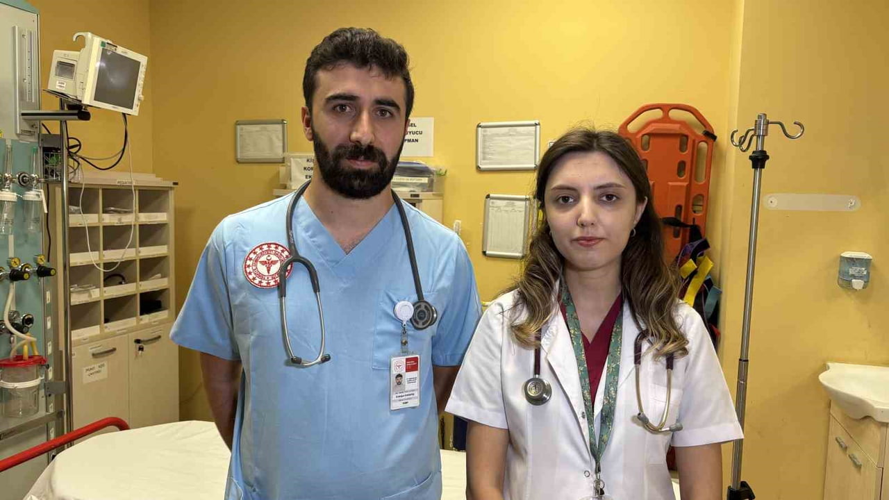 CEM YILMAZ, AYVACIK DEVLET HASTANESİ ACİL SERVİS PRATİSYEN HEKİMİ DR. ERDOĞAN KARATAŞ (SOLDA) VE...