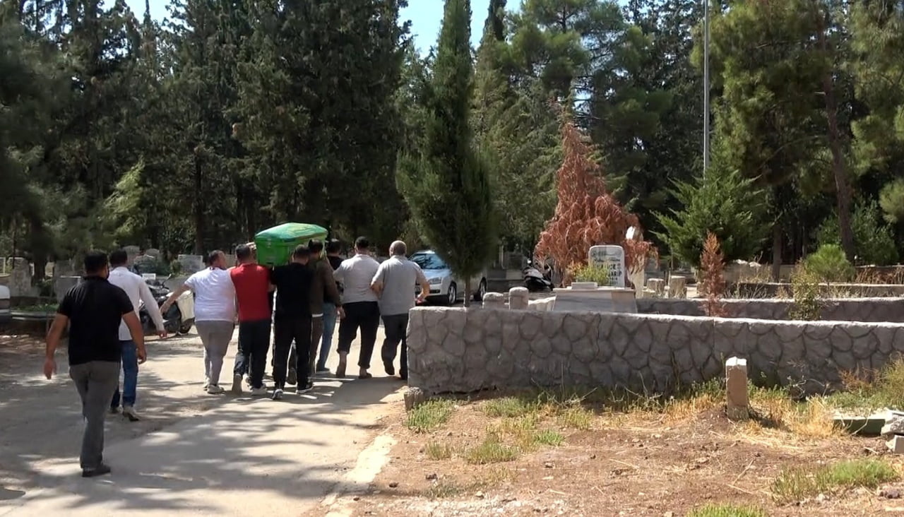 CENAZE, ASRİ MEZARLIK CAMİSİ'NDE KILINAN CENAZE NAMAZININ ARDINDAN GÖZ YAŞLARI ARASINDA...