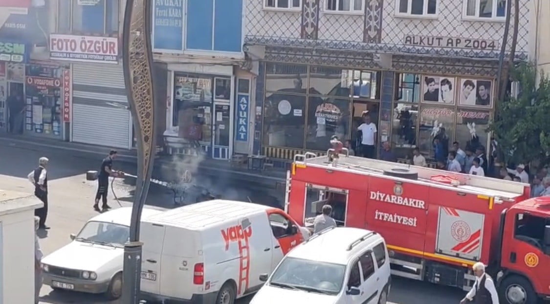 ÇERMİK İLÇESİNDE HAREKET HALİNDEKİ MOTOSİKLET ALEV ALARAK KULLANILAMAZ HALE GELDİ.