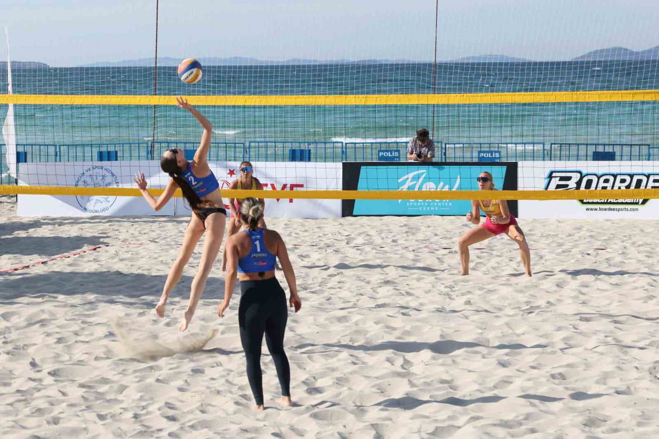 ÇEŞME’DE ULUSLARARASI GRAND SLAM PLAJ VOLEYBOLU HEYECANI BAŞLADI