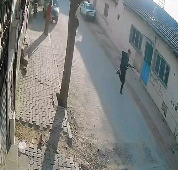 ÇEVREDEKİ İŞ YERLERİNİN GÜVENLİK KAMERALARINA YANSIYAN GÖRÜNTÜLERDE, ŞÜPHELİNİN OLAY ÖNCESİNDE...