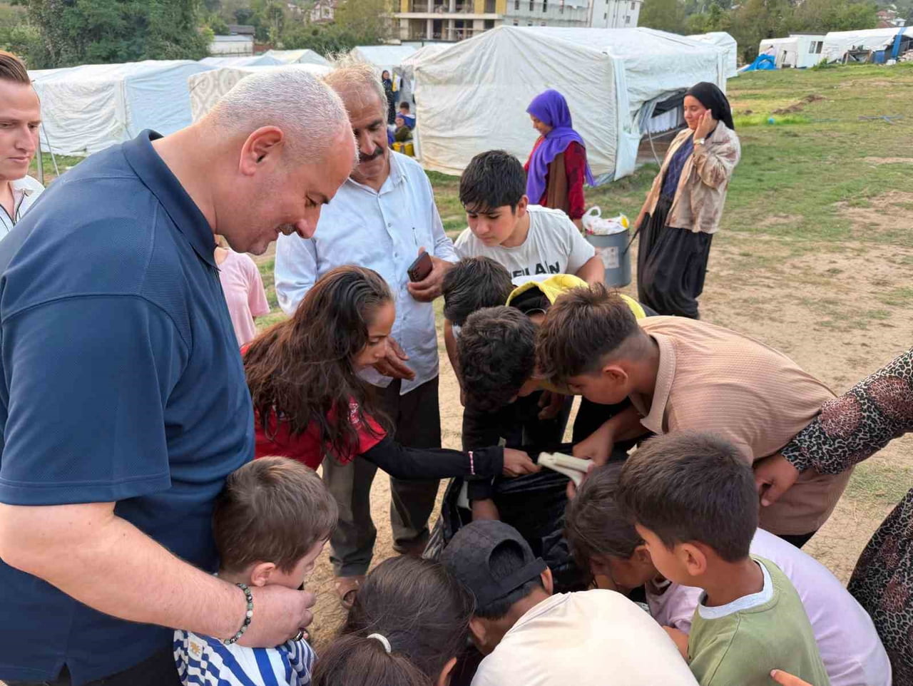 ÇİLİMLİ BELEDİYE BAŞKANI YILMAZ YILDIZ, TORUNU EGE İLE BİRLİKTE İLÇEDE MİSAFİR EDİLEN MEVSİMLİK...