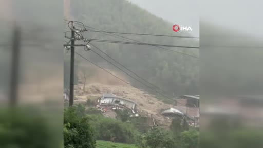 Çin'in doğusundaki Jiangxi eyaletinde meydana gelen toprak kaymasında 1 kişi hayatını kaybetti, 11...