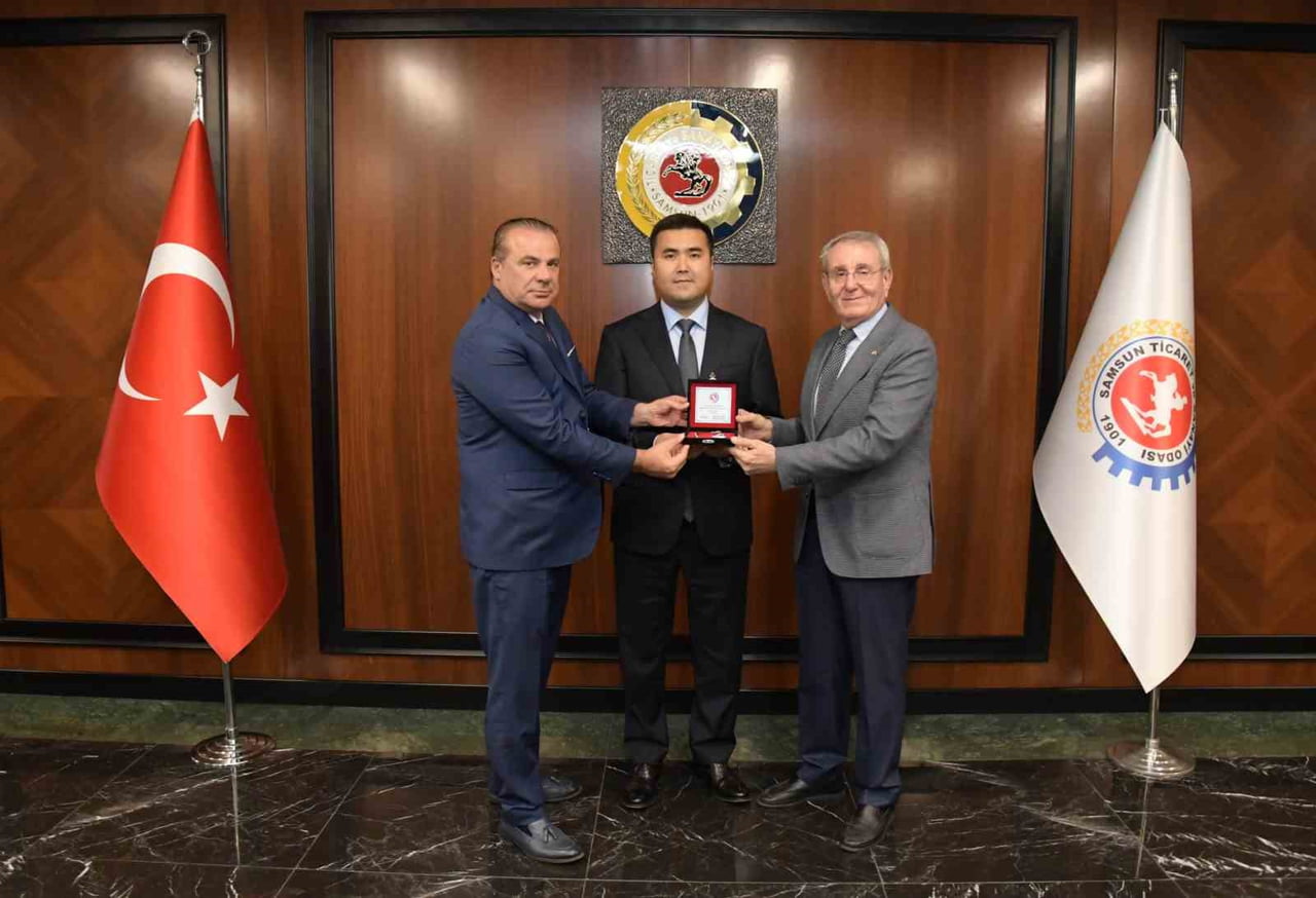 ÇINGIZ TOKTOBEKOV (ORTADA), TSO YÖNETİM KURULU BAŞKANI SALİH ZEKİ MURZİOĞLU (SAĞDA), MECLİS...