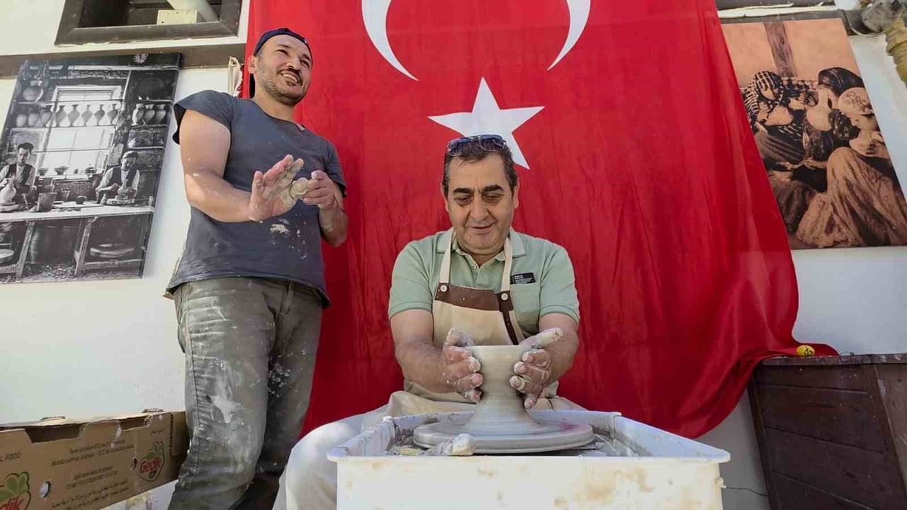ÇİNİ SANATÇISI TUNCAY SAKARLIOĞLU, SOKAĞA GELEN KÜTAHYALILAR VE ŞEHİR DIŞINDAN GELEN ZİYARETÇİLERE...