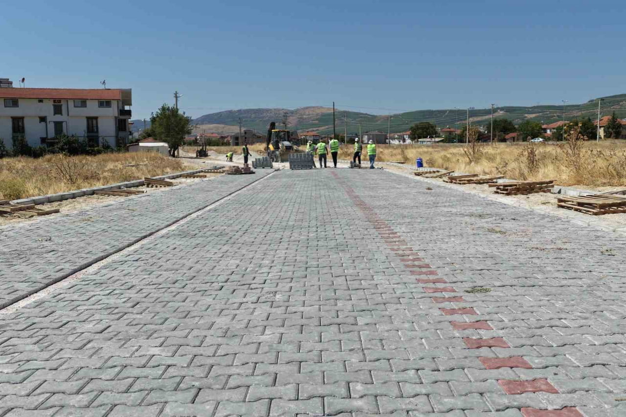 ÇİVRİL’DE ASFALT, BETON PARKE VE YAĞMUR SUYU HATTI ÇALIŞMALARI SÜRERKEN YUKARI MAHALLE’DE 33 BİN...