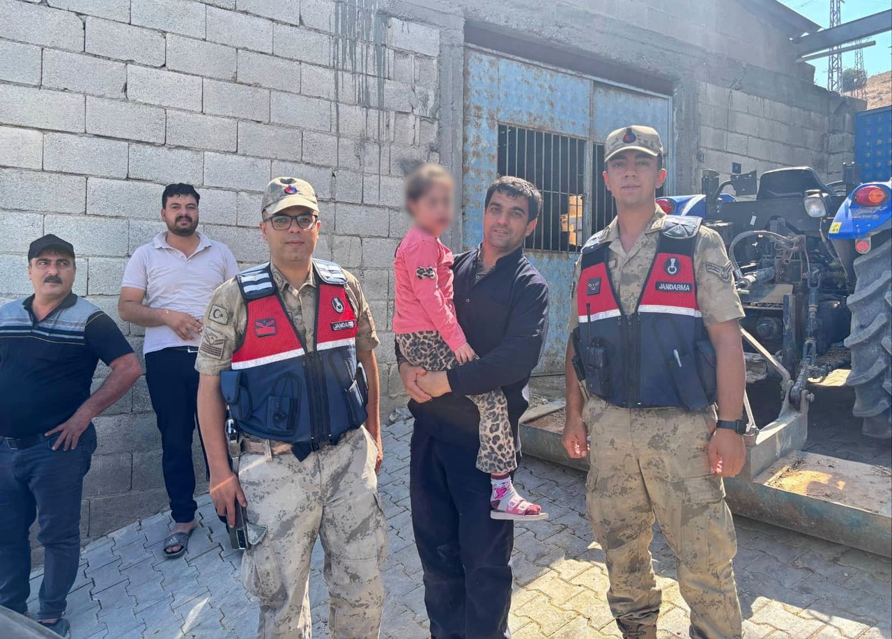 ÇOCUK, JANDARMA EKİPLERİ TARAFINDAN AİLESİNE TESLİM EDİLDİ.