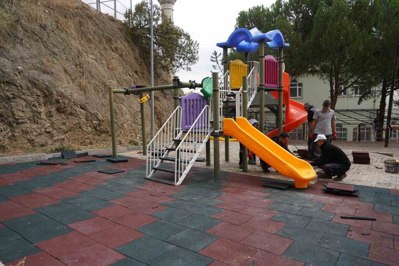 ÇOCUK PARK VE OYUN ALANLARI YENİLENİYOR ZEMİNLERİ KAUÇUKLA KAPLANIYOR